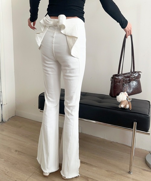 Jasmine Grandiflorum(ジャスミングランディフローラム)の「【Jasmine】バックリボンベルボトムデニムパンツ(デニムパンツ・レディース・ライトブルー/ホワイト/ブルー/ネイビー・SMALL/MEDIUM/LARGE)」の1枚目の写真