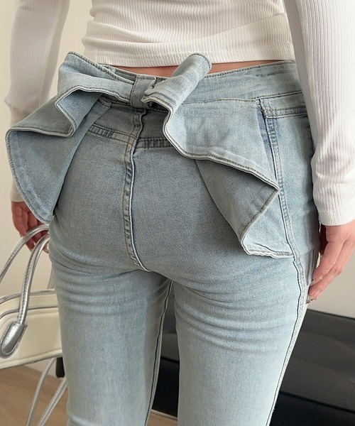 Jasmine Grandiflorum(ジャスミングランディフローラム)の「【Jasmine】バックリボンベルボトムデニムパンツ(デニムパンツ・レディース・ライトブルー/ホワイト/ブルー/ネイビー・SMALL/MEDIUM/LARGE)」の2枚目の写真