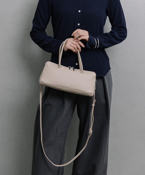 Beau're(ヴュレ)の「BEAURE 横長 ブガッティ型 2Way ショルダー Bag(ショルダーバッグ・レディース・ネイビー/ブラウン/アイボリー/ブラック/シルバー・FREE)」の2枚目の写真