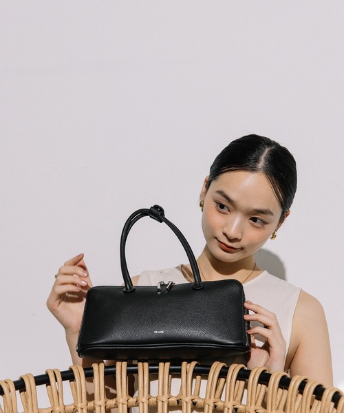 Beau're(ヴュレ)の「BEAURE 横長 ブガッティ型 2Way ショルダー Bag(ショルダーバッグ・レディース・ネイビー/ブラウン/アイボリー/ブラック/シルバー・FREE)」の3枚目の写真