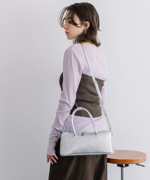 Beau're(ヴュレ)の「BEAURE 横長 ブガッティ型 2Way ショルダー Bag(ショルダーバッグ・レディース・ネイビー/ブラウン/アイボリー/ブラック/シルバー・FREE)」の22枚目の写真