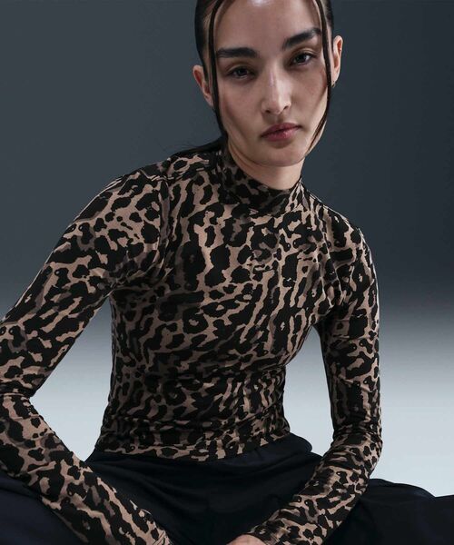 NIKE（ナイキ）の「ナイキ スポーツウェア チル ニット ウィメンズ スリム ロングスリーブ Tシャツ / Nike Sportswear Chill Knit Women's Slim Long-Sleeve T-Shirt HV5020-010 Black（Tシャツ/カットソー・レディース・ブラック・XL/S/M/L/XS）」の8枚目の写真