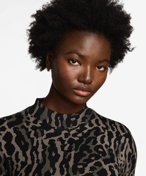 NIKE（ナイキ）の「ナイキ スポーツウェア チル ニット ウィメンズ スリム ロングスリーブ Tシャツ / Nike Sportswear Chill Knit Women's Slim Long-Sleeve T-Shirt HV5020-010 Black（Tシャツ/カットソー・レディース・ブラック・XL/S/M/L/XS）」の2枚目の写真