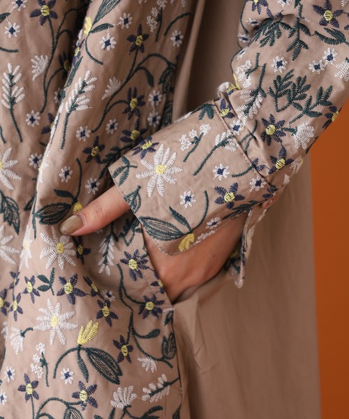 Emago（イマゴ）の「EMAGO 小花刺繍ﾜﾝﾋﾟｰｽ（ワンピース・レディース・ブラック/モカ・FREE）」の8枚目の写真