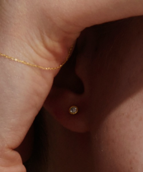 les bonbon(ルボンボン)の「【les bonbon】K18 vetra diamond pierce/べトラ ダイヤモンド ピアス 片耳(ピアス(片耳用)・レディース・イエローゴールド・FREE)」の5枚目の写真
