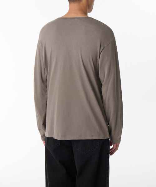MUSINSA STANDARD（ムシンサスタンダード）の「リラックスドCRスcoopネック長袖Tシャツ[トープ]（Tシャツ/カットソー・メンズ・その他・LARGE/X-LARGE/XX-LARGE/XXX-LARGE）」の2枚目の写真