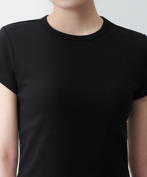 MUSINSA STANDARD WOMAN（ムシンサスタンダードウーマン）の「ウィメンズスリムクロップクルーネックTシャツ[ブラック]（Tシャツ/カットソー・レディース・その他・SMALL/MEDIUM/LARGE/X-LARGE/X-SMALL）」の4枚目の写真