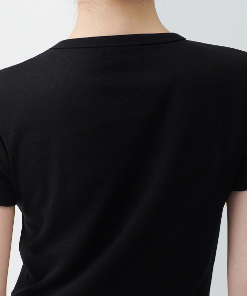 MUSINSA STANDARD WOMAN（ムシンサスタンダードウーマン）の「ウィメンズスリムクロップクルーネックTシャツ[ブラック]（Tシャツ/カットソー・レディース・その他・SMALL/MEDIUM/LARGE/X-LARGE/X-SMALL）」の5枚目の写真