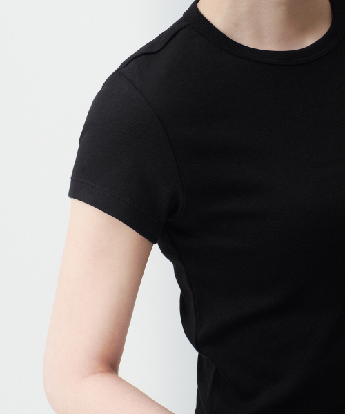 MUSINSA STANDARD WOMAN（ムシンサスタンダードウーマン）の「ウィメンズスリムクロップクルーネックTシャツ[ブラック]（Tシャツ/カットソー・レディース・その他・SMALL/MEDIUM/LARGE/X-LARGE/X-SMALL）」の6枚目の写真