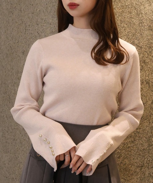 one after another NICE CLAUP（ワンアフターアナザーナイスクラップ）の「袖金ボタンリブニット（ニット/セーター・レディース・ホワイト/ブラウン/ピンク/ブラック・FREE）」の4枚目の写真