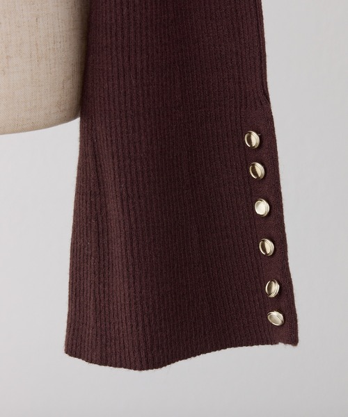 one after another NICE CLAUP（ワンアフターアナザーナイスクラップ）の「袖金ボタンリブニット（ニット/セーター・レディース・ホワイト/ブラウン/ピンク/ブラック・FREE）」の12枚目の写真