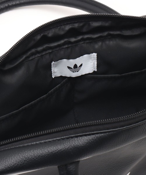 adidas（アディダス）の「adidas ADICOLOR ELONGATED AIRLINER / アディダス アディカラー イーロンゲイティド エアライナー（ハンドバッグ・メンズ・ブラック・ONE SIZE）」の5枚目の写真