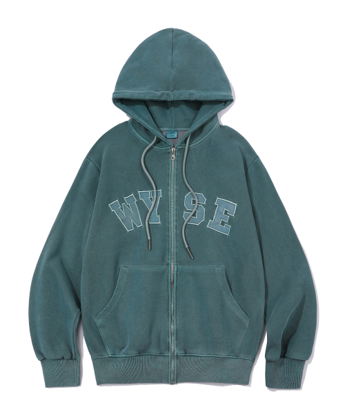 WYSE(ワイズ)の「ピグメントカレッジロゴフードジップアップ(グリーン)(パーカー・メンズ・グリーン・SMALL/MEDIUM/LARGE)」の1枚目の写真