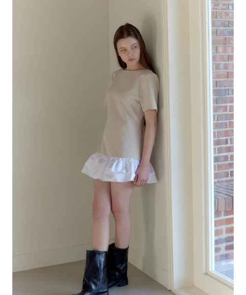 BOAT NECK FRILL DRESS / BEIGE