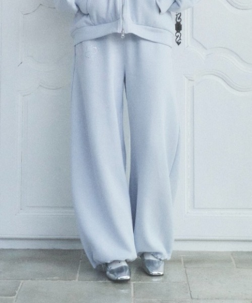 Lovilyn（ラヴィリン）の「エンジェルモチーフスウェットパンツ（その他パンツ・レディース・チャコールグレー/ブルー/ピンク・SMALL/MEDIUM）」の2枚目の写真