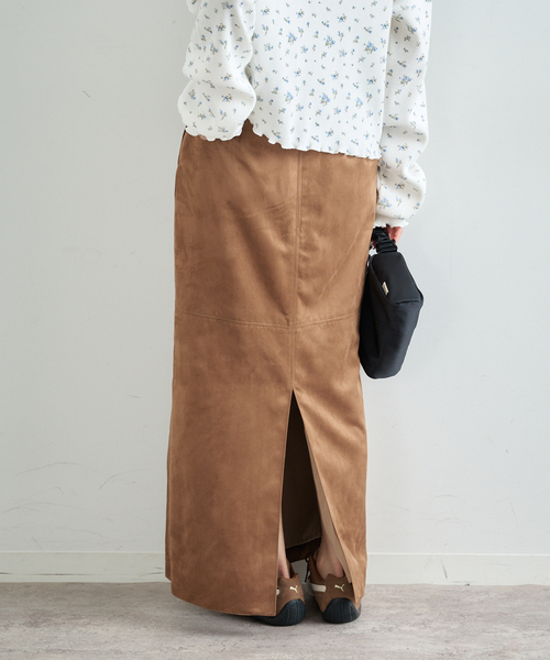 U by SPICK&SPAN（ユーバイスピックアンドスパン）の「フェイクスエードバックスリットスカート（スカート・レディース・ブラウン・36/38）」の3枚目の写真