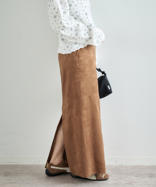 U by SPICK&SPAN（ユーバイスピックアンドスパン）の「フェイクスエードバックスリットスカート（スカート・レディース・ブラウン・36/38）」の4枚目の写真