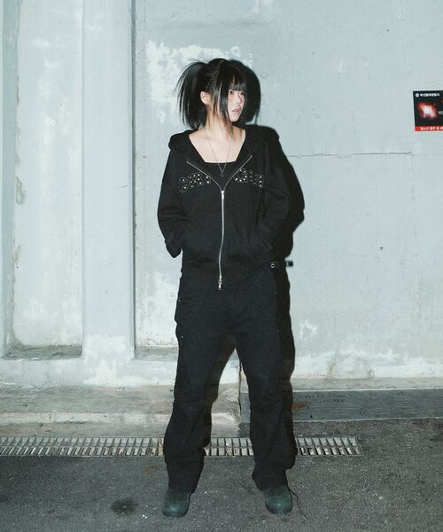 CRIGUN(クリガン)の「APPLIQUE RIVET ZIP UP HOODIE BLACK(パーカー・レディース・ブラック・WS/MEDIUM/LARGE/X-LARGE)」の3枚目の写真