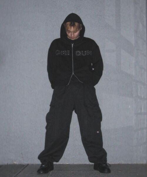 CRIGUN(クリガン)の「APPLIQUE RIVET ZIP UP HOODIE BLACK(パーカー・レディース・ブラック・WS/MEDIUM/LARGE/X-LARGE)」の5枚目の写真