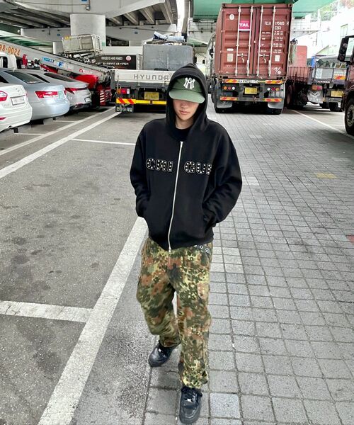 CRIGUN(クリガン)の「APPLIQUE RIVET ZIP UP HOODIE BLACK(パーカー・レディース・ブラック・WS/MEDIUM/LARGE/X-LARGE)」の7枚目の写真