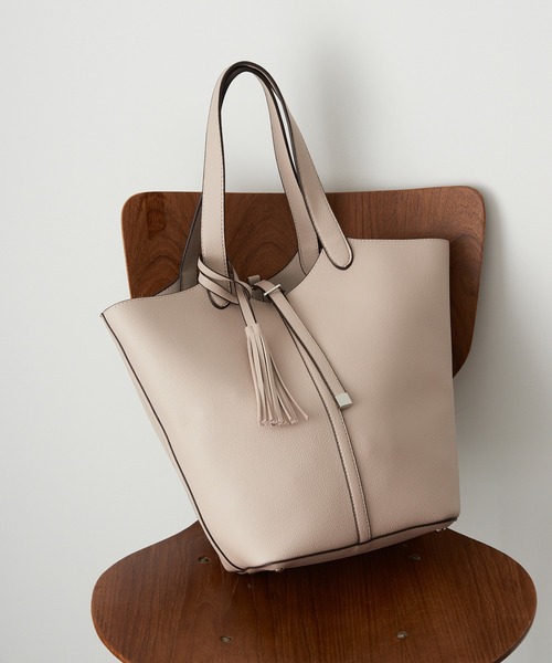 MAISON BREEZE(メゾンブリーズ)の「【MAISON BREEZE】タッセル付きA4トート SNBD(トートバッグ・レディース・ベージュ/ブラック/チャコールグレー/シルバー/ブラウン・FREE)」の4枚目の写真