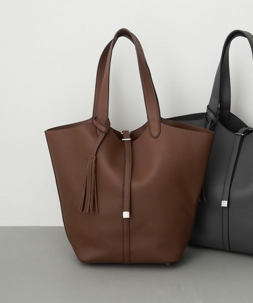 MAISON BREEZE(メゾンブリーズ)の「【MAISON BREEZE】タッセル付きA4トート SNBD(トートバッグ・レディース・ベージュ/ブラック/チャコールグレー/シルバー/ブラウン・FREE)」の3枚目の写真