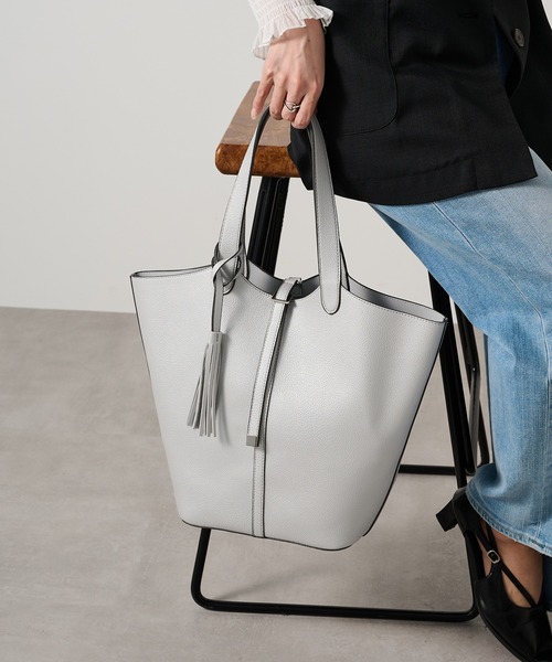 MAISON BREEZE(メゾンブリーズ)の「【MAISON BREEZE】タッセル付きA4トート SNBD(トートバッグ・レディース・ベージュ/ブラック/チャコールグレー/シルバー/ブラウン・FREE)」の5枚目の写真
