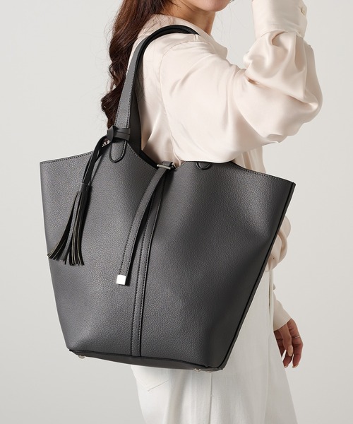 MAISON BREEZE(メゾンブリーズ)の「【MAISON BREEZE】タッセル付きA4トート SNBD(トートバッグ・レディース・ベージュ/ブラック/チャコールグレー/シルバー/ブラウン・FREE)」の2枚目の写真