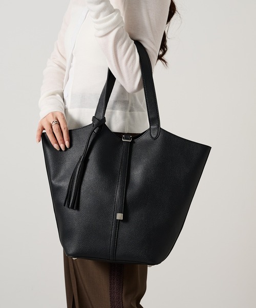 MAISON BREEZE(メゾンブリーズ)の「【MAISON BREEZE】タッセル付きA4トート SNBD(トートバッグ・レディース・ベージュ/ブラック/チャコールグレー/シルバー/ブラウン・FREE)」の1枚目の写真