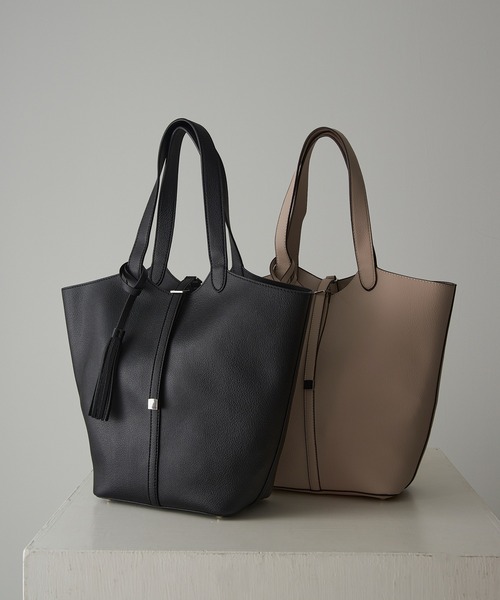 MAISON BREEZE(メゾンブリーズ)の「【MAISON BREEZE】タッセル付きA4トート SNBD(トートバッグ・レディース・ベージュ/ブラック/チャコールグレー/シルバー/ブラウン・FREE)」の6枚目の写真