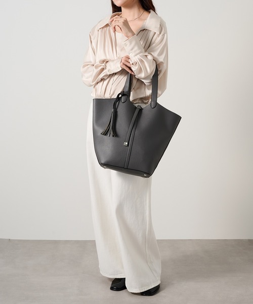 MAISON BREEZE(メゾンブリーズ)の「【MAISON BREEZE】タッセル付きA4トート SNBD(トートバッグ・レディース・ベージュ/ブラック/チャコールグレー/シルバー/ブラウン・FREE)」の19枚目の写真
