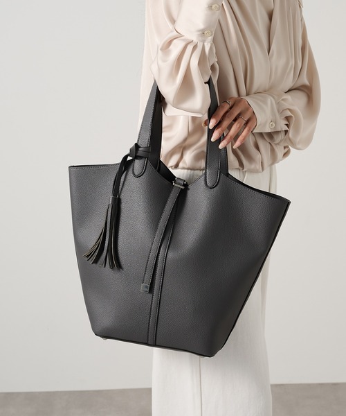 MAISON BREEZE(メゾンブリーズ)の「【MAISON BREEZE】タッセル付きA4トート SNBD(トートバッグ・レディース・ベージュ/ブラック/チャコールグレー/シルバー/ブラウン・FREE)」の16枚目の写真