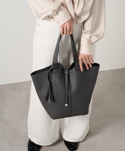 MAISON BREEZE(メゾンブリーズ)の「【MAISON BREEZE】タッセル付きA4トート SNBD(トートバッグ・レディース・ベージュ/ブラック/チャコールグレー/シルバー/ブラウン・FREE)」の17枚目の写真