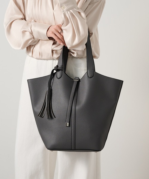 MAISON BREEZE(メゾンブリーズ)の「【MAISON BREEZE】タッセル付きA4トート SNBD(トートバッグ・レディース・ベージュ/ブラック/チャコールグレー/シルバー/ブラウン・FREE)」の18枚目の写真
