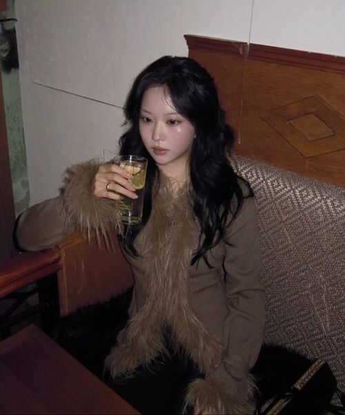 DARLING, YOU'RE BAD(ダーリンユーアーバッド)の「Fur-Trimmed Back-Strap Cardigan #Khaki(カーディガン/ボレロ・レディース・その他・FREE)」の7枚目の写真