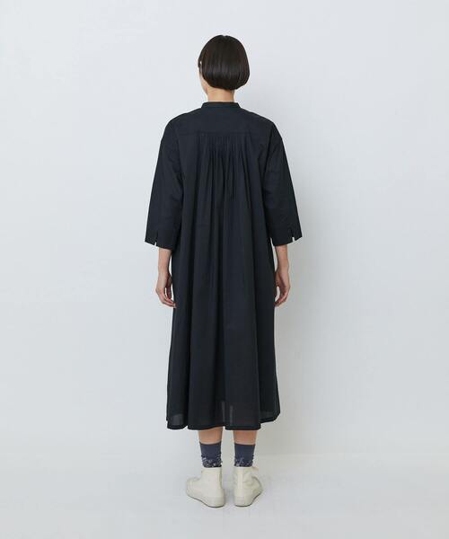 LOISIR（ロワズィール）の「オーガニックコットンローンスタンドカラーワンピース（ワンピース・レディース・ブラック/ピンク/グレー・FREE）」の21枚目の写真