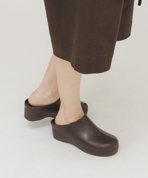 KBF（ケイビーエフ）の「プラットフォームクロッグ（その他シューズ・レディース・ブラウン/ブラック・37/36/38）」の11枚目の写真