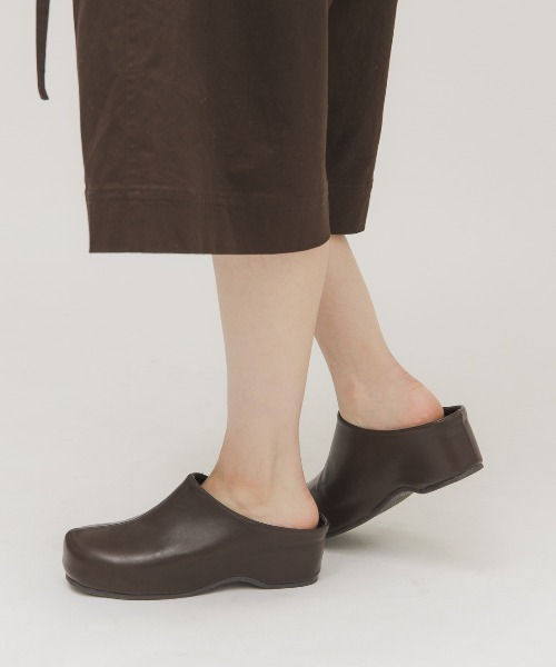 KBF（ケイビーエフ）の「プラットフォームクロッグ（その他シューズ・レディース・ブラウン/ブラック・37/36/38）」の12枚目の写真