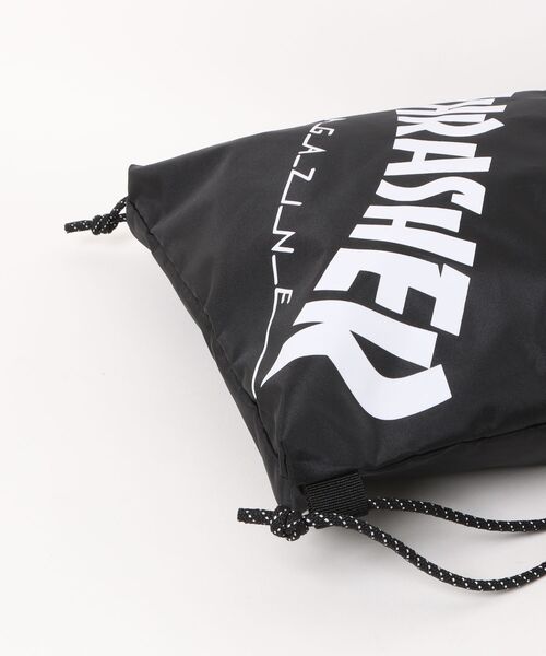 THRASHER(スラッシャー)の「KNAP SACK//THRASHER スラッシャー カーブポケット ナップサック ジムサック 巾着 ブランドロゴ ストリートバッグ(バックパック/リュック・メンズ・ブラック×ホワイト/ブラック×イエロー・FREE)」の4枚目の写真