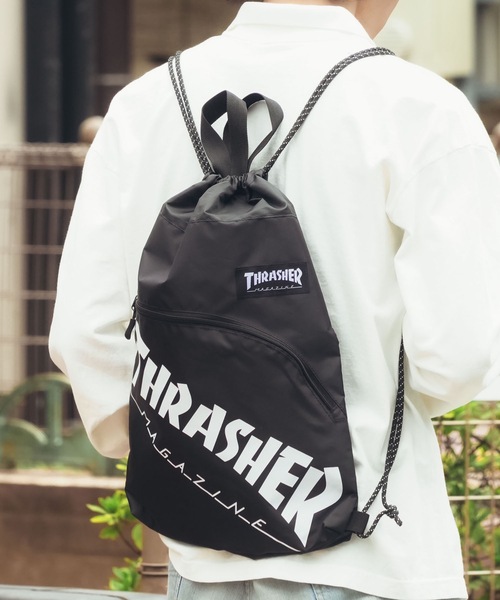 THRASHER(スラッシャー)の「KNAP SACK//THRASHER スラッシャー カーブポケット ナップサック ジムサック 巾着 ブランドロゴ ストリートバッグ(バックパック/リュック・メンズ・ブラック×ホワイト/ブラック×イエロー・FREE)」の1枚目の写真