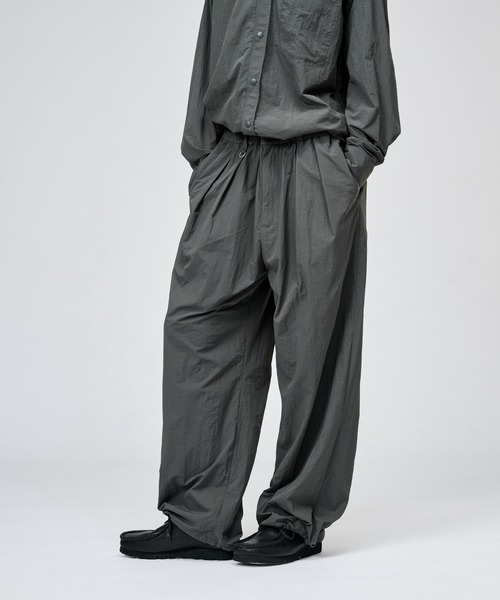 WETTEMPT(ウィテンプト)の「NYLON BICOLOR 2TUCK DRAWSTRING PANTS / ナイロンバイカラーツータックドローコードパンツ(その他パンツ・メンズ・ブラウン/ネイビー/ブラック/グレー・SMALL/MEDIUM/LARGE)」の2枚目の写真