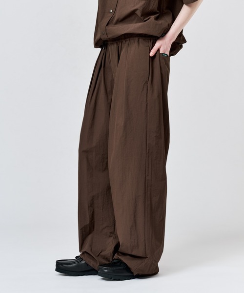 WETTEMPT（ウィテンプト）の「NYLON BICOLOR 2TUCK DRAWSTRING PANTS / ナイロンバイカラーツータックドローコードパンツ（その他パンツ・メンズ・ブラウン/ネイビー/ブラック・SMALL/MEDIUM/LARGE）」の11枚目の写真