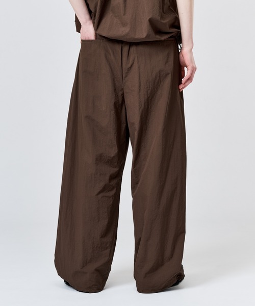 WETTEMPT（ウィテンプト）の「NYLON BICOLOR 2TUCK DRAWSTRING PANTS / ナイロンバイカラーツータックドローコードパンツ（その他パンツ・メンズ・ブラウン/ネイビー/ブラック・SMALL/MEDIUM/LARGE）」の12枚目の写真