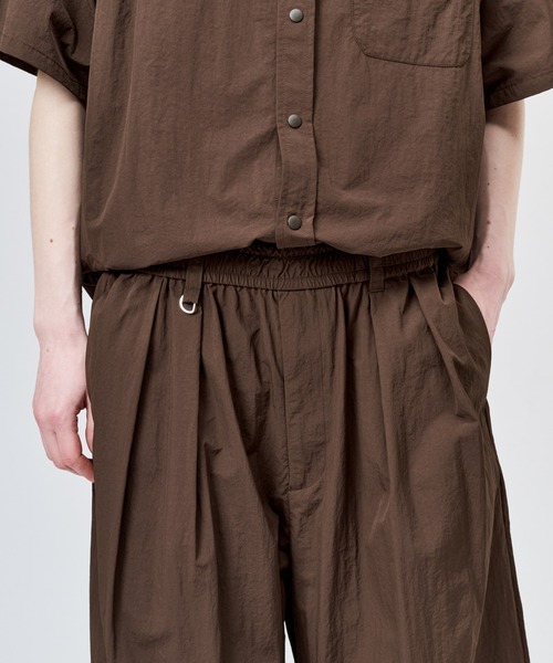 WETTEMPT（ウィテンプト）の「NYLON BICOLOR 2TUCK DRAWSTRING PANTS / ナイロンバイカラーツータックドローコードパンツ（その他パンツ・メンズ・ブラウン/ネイビー/ブラック・SMALL/MEDIUM/LARGE）」の13枚目の写真