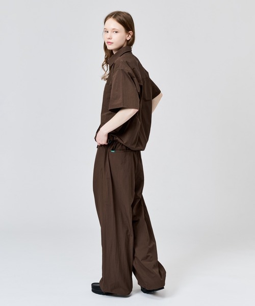 WETTEMPT（ウィテンプト）の「NYLON BICOLOR 2TUCK DRAWSTRING PANTS / ナイロンバイカラーツータックドローコードパンツ（その他パンツ・メンズ・ブラウン/ネイビー/ブラック・SMALL/MEDIUM/LARGE）」の17枚目の写真