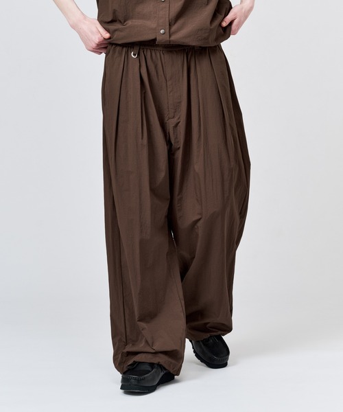 WETTEMPT（ウィテンプト）の「NYLON BICOLOR 2TUCK DRAWSTRING PANTS / ナイロンバイカラーツータックドローコードパンツ（その他パンツ・メンズ・ブラウン/ネイビー/ブラック・SMALL/MEDIUM/LARGE）」の9枚目の写真