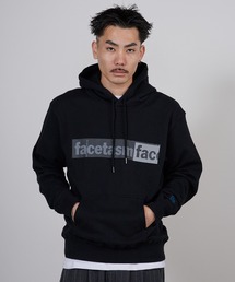 FACETASM | FACETASM/ファセッタズム × NEW ERA/ニューエラ LOGO Hoodie コラボロゴ カンガルーポケット プルオーバーパーカー 2026年春夏(パーカー)