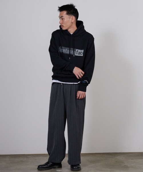 FACETASM（ファセッタズム）の「FACETASM/ファセッタズム × NEW ERA/ニューエラ LOGO Hoodie コラボロゴ カンガルーポケット プルオーバーパーカー 2026年春夏（パーカー・メンズ・ブラック・S/M/L/XL）」の7枚目の写真