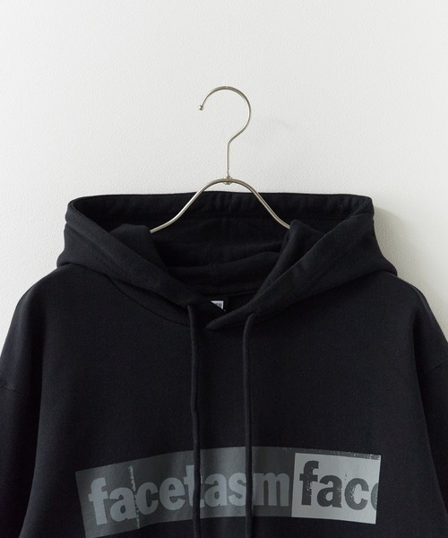 FACETASM（ファセッタズム）の「FACETASM/ファセッタズム × NEW ERA/ニューエラ LOGO Hoodie コラボロゴ カンガルーポケット プルオーバーパーカー 2026年春夏（パーカー・メンズ・ブラック・S/M/L/XL）」の9枚目の写真