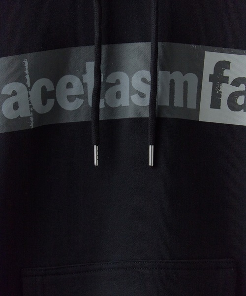 FACETASM（ファセッタズム）の「FACETASM/ファセッタズム × NEW ERA/ニューエラ LOGO Hoodie コラボロゴ カンガルーポケット プルオーバーパーカー 2026年春夏（パーカー・メンズ・ブラック・S/M/L/XL）」の10枚目の写真
